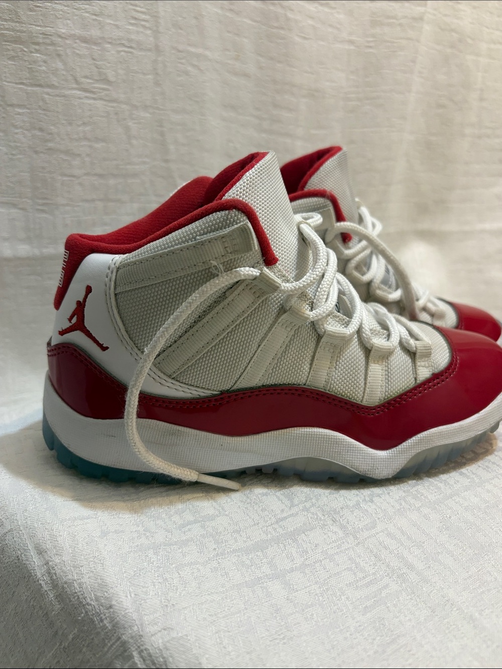 Nike Air Jordan 11 retro Kids' White and Red Mid-Top Sneakers